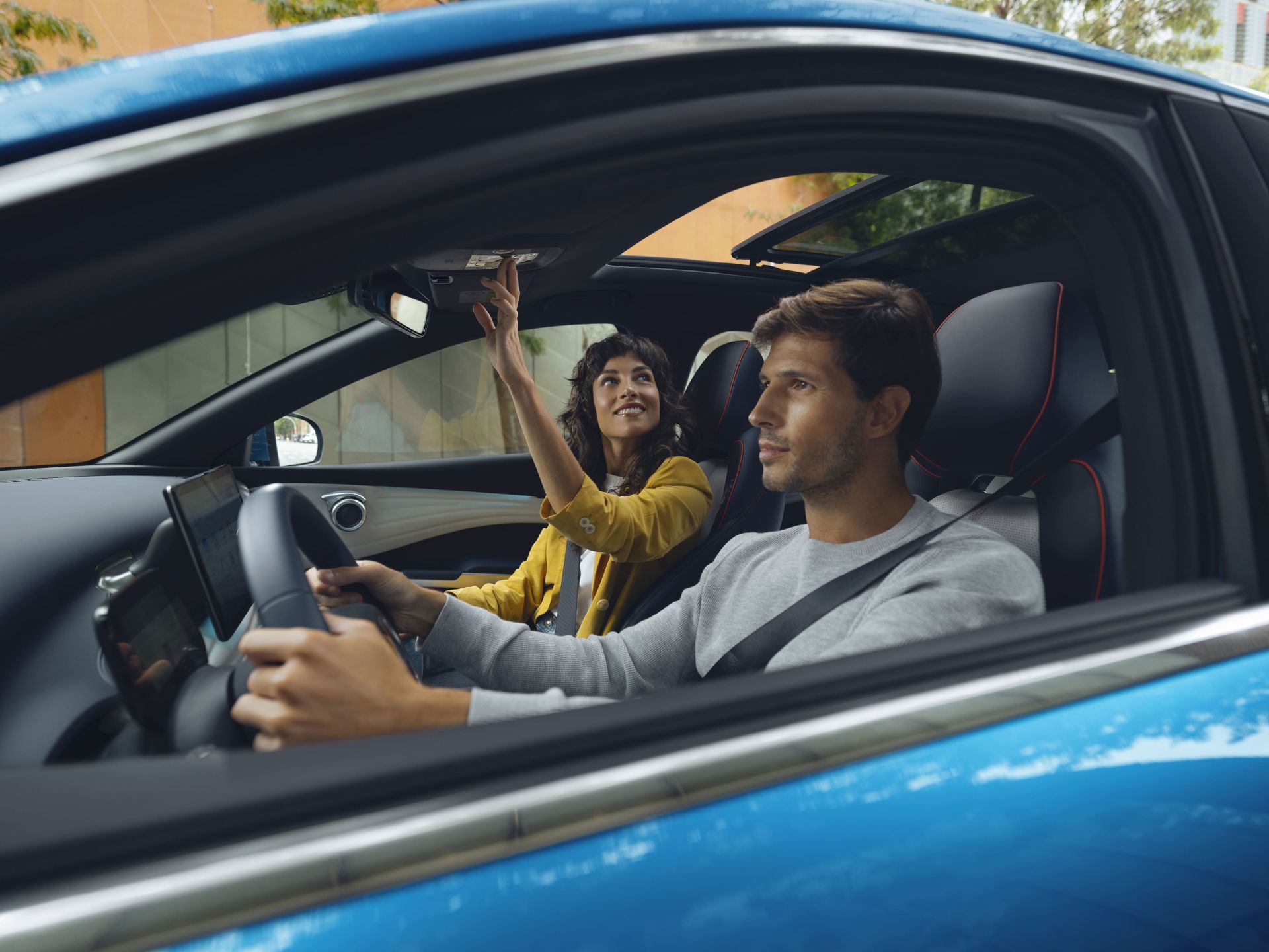 BYD Att0 3 Couple in car
